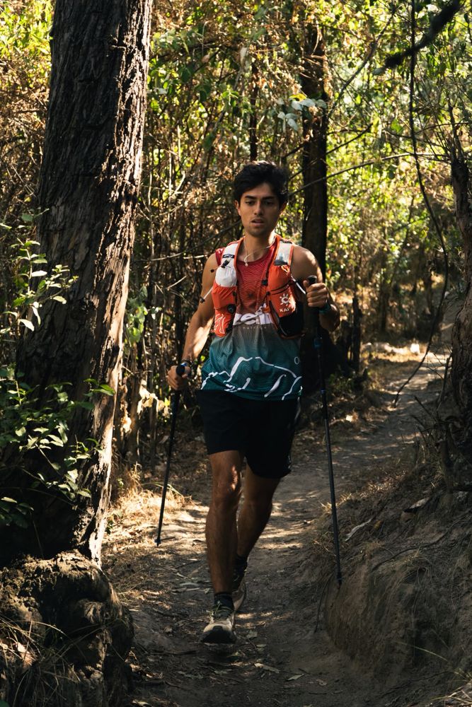 Atleta ZENIT corriendo con bastones por un sendero