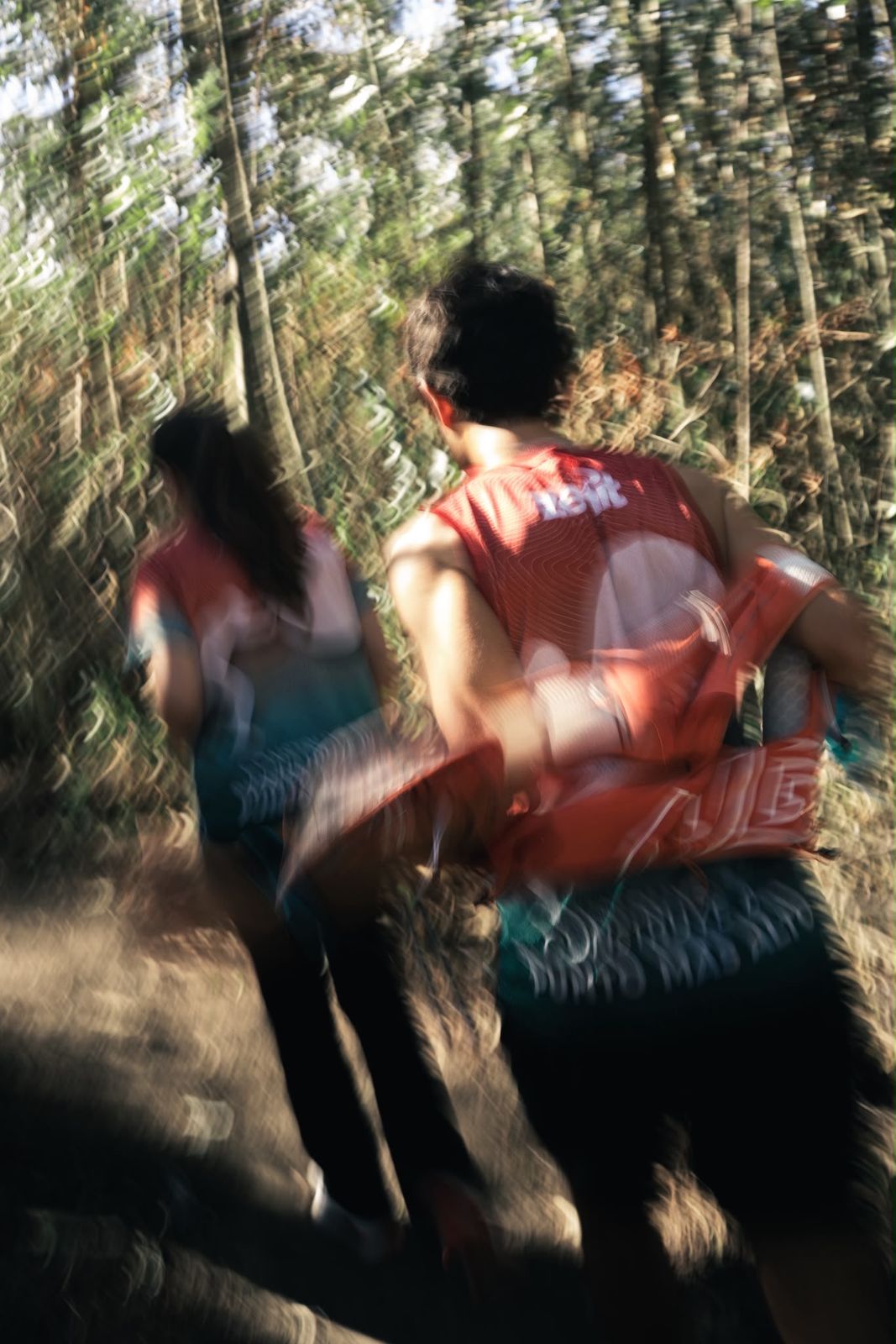 Dos corredores ZENIT en un sendero de Quito